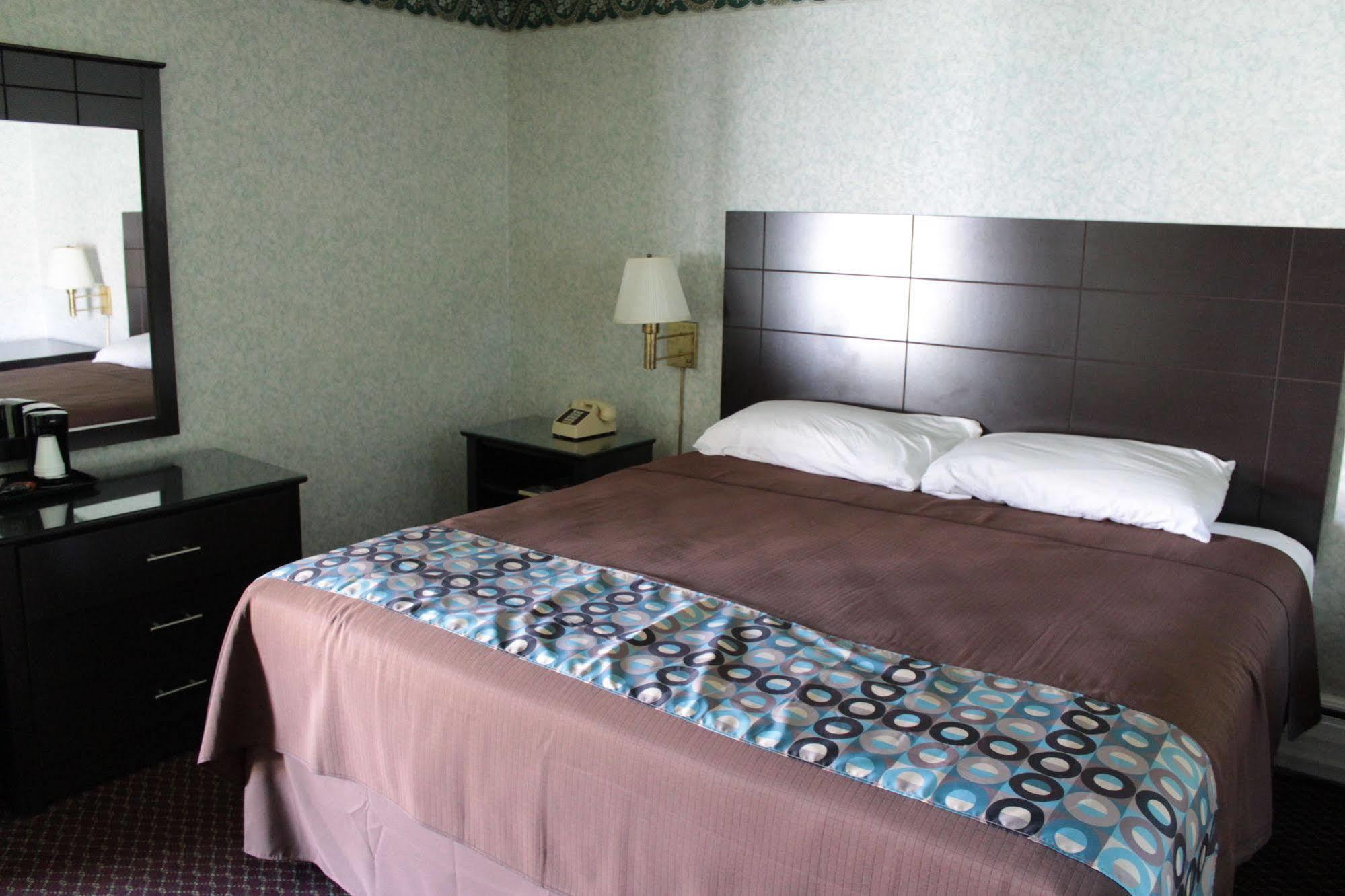 Wagon Wheel Inn Ленокс Экстерьер фото